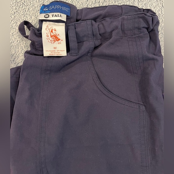 4 pairs of Koi Scrub bottoms, Size Medium - Picture 5 of 5
